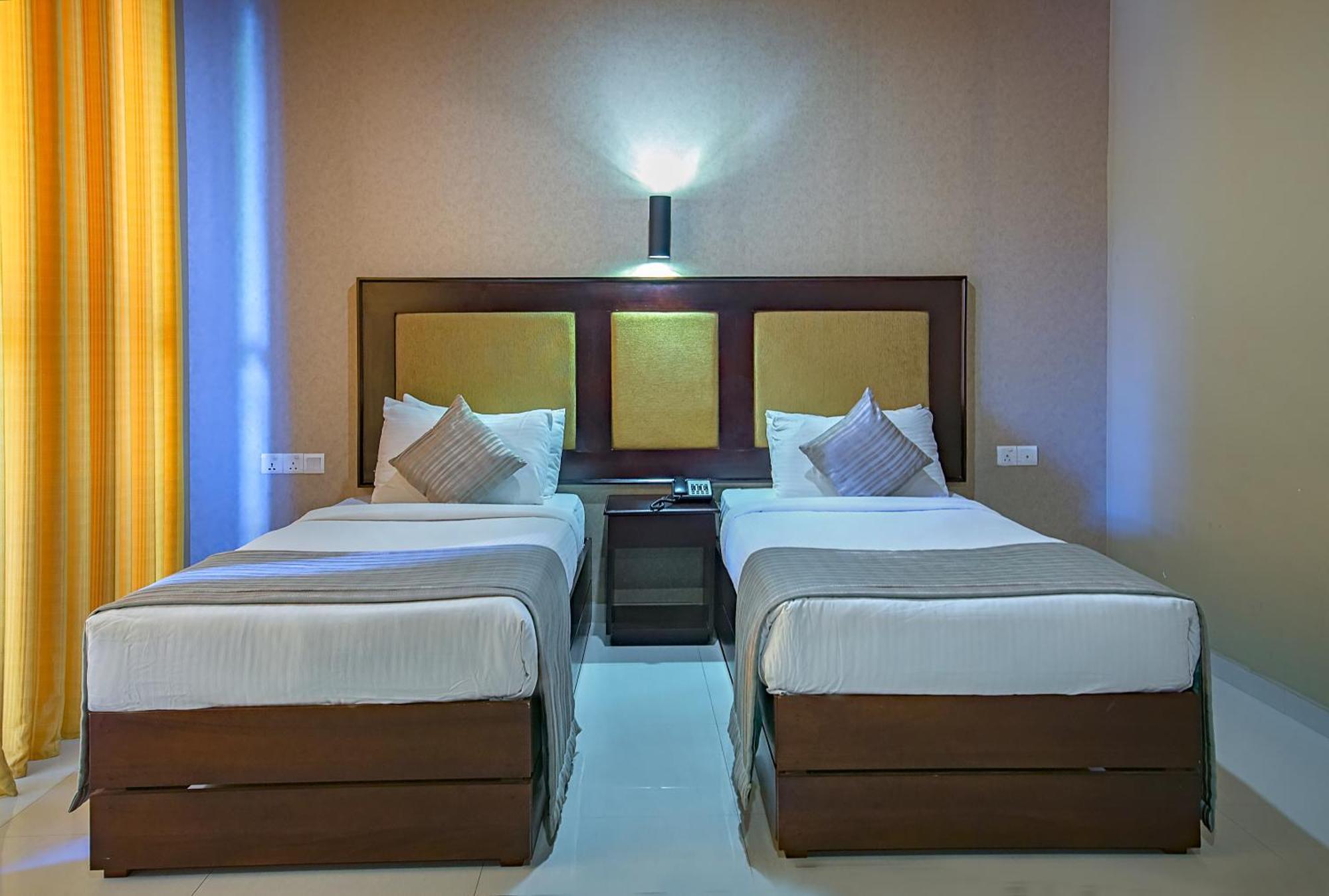 The Full Moon Hotel كاتوناياكى المظهر الخارجي الصورة