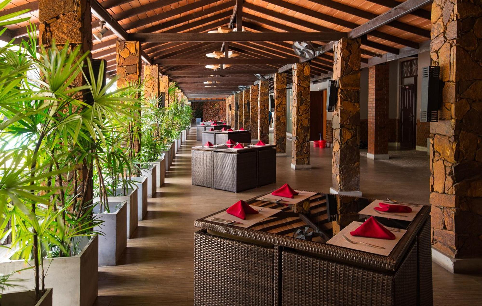 The Full Moon Hotel كاتوناياكى المظهر الخارجي الصورة