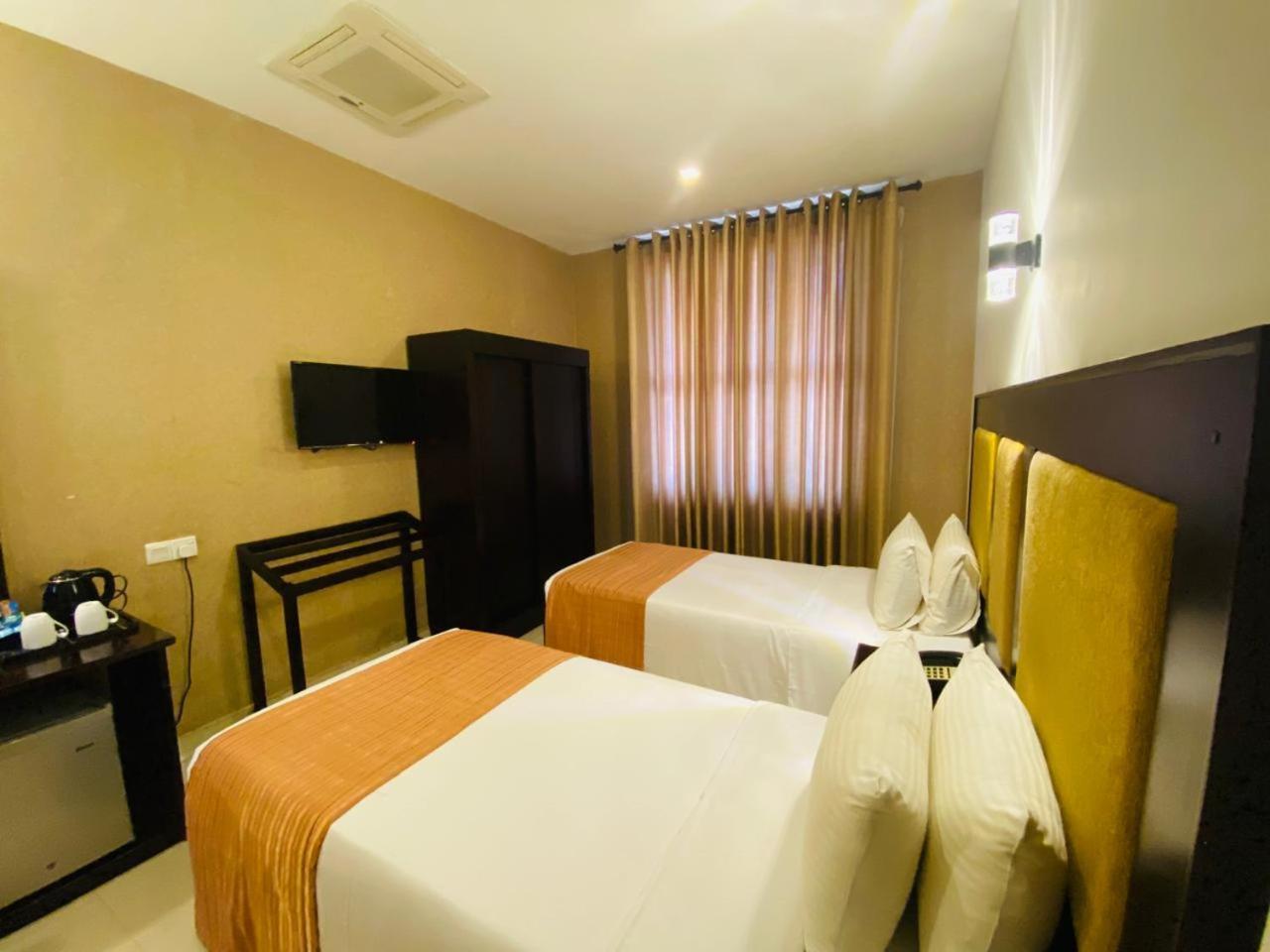 The Full Moon Hotel كاتوناياكى المظهر الخارجي الصورة