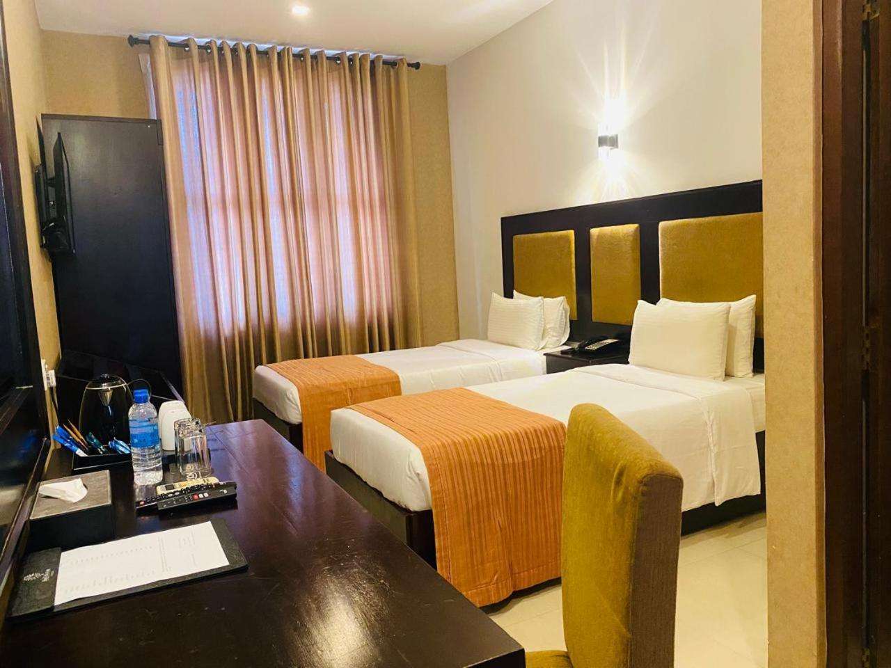 The Full Moon Hotel كاتوناياكى المظهر الخارجي الصورة