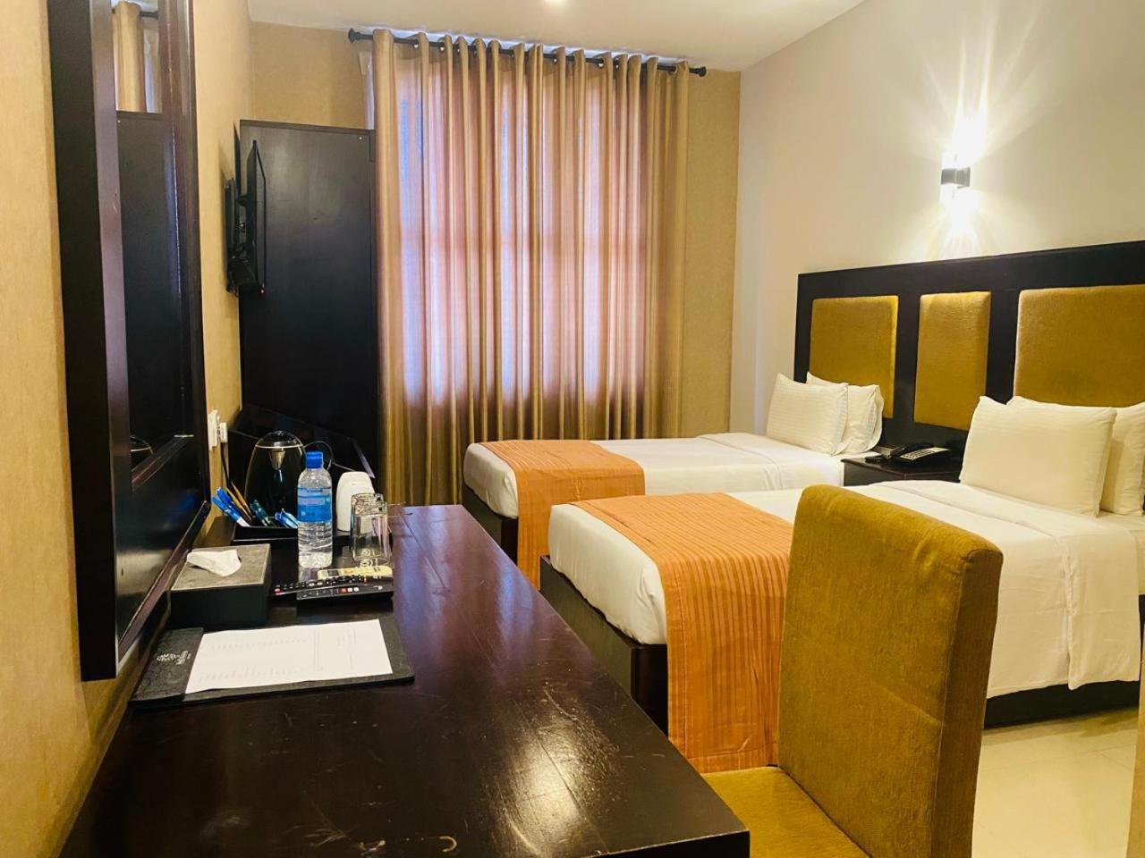 The Full Moon Hotel كاتوناياكى المظهر الخارجي الصورة