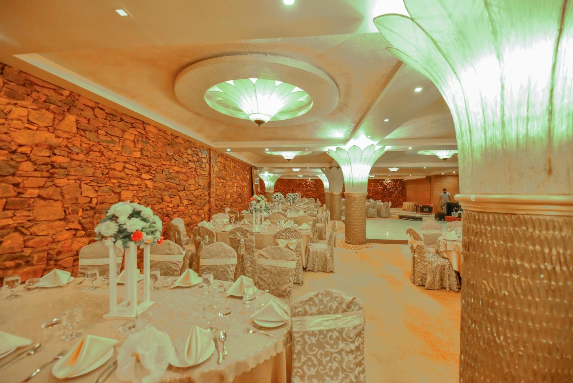 The Full Moon Hotel كاتوناياكى المظهر الخارجي الصورة