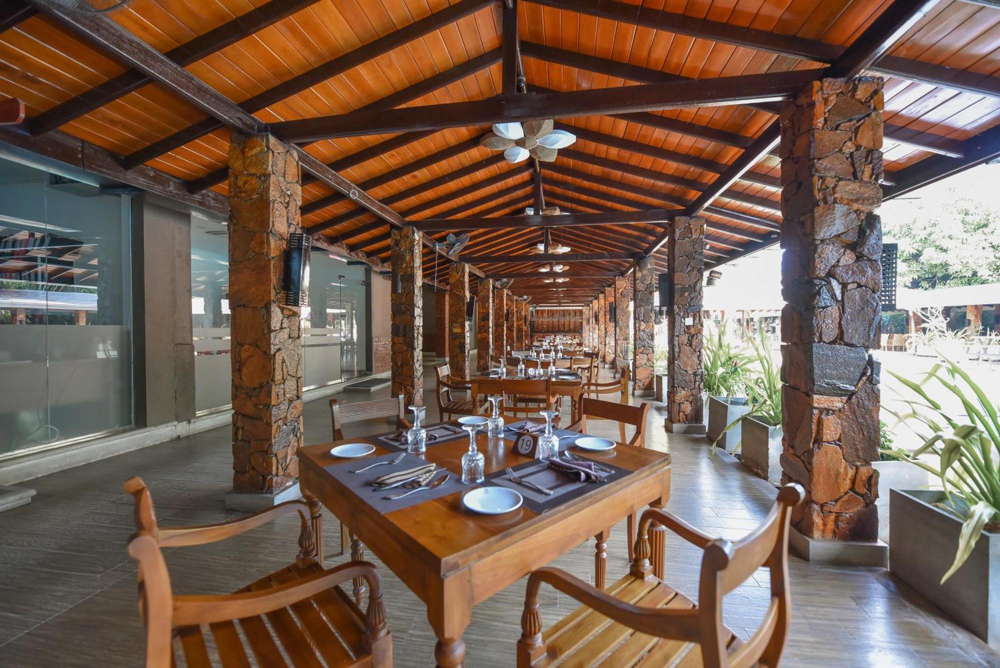 The Full Moon Hotel كاتوناياكى المظهر الخارجي الصورة